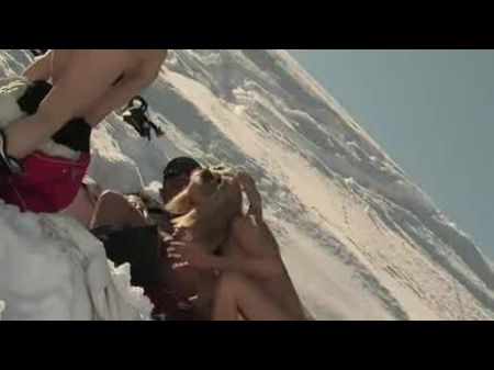 雪地上的SOS性别。2