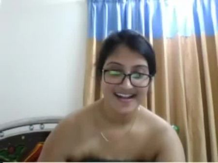 Sensación Julie Bhabhi jugando con sus senos 