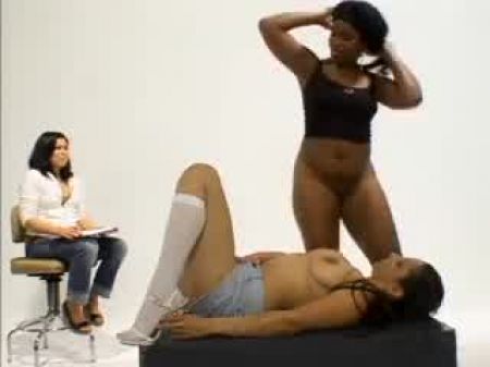 Lesbos Spray Urine 7
