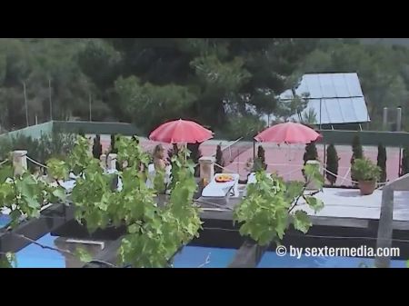 Reife Blondine heimlich im Garten gedreht 