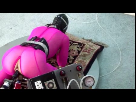 奴隶女孩用机器操