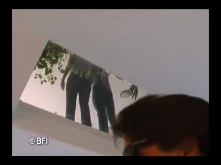 肌肉伙伴从意大利女孩那里得到特殊待遇。 