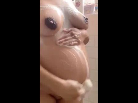 美丽的业余怀孕女孩炫耀