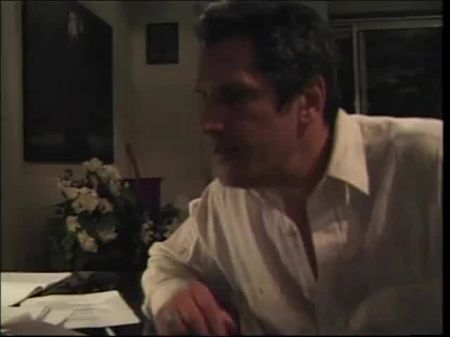 La esposa monta su marido de estilo de vaquera inversa después de chupar su polla en el sofá 