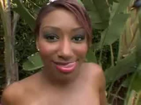 Nena negra caliente jorobado en gran polla blanca 