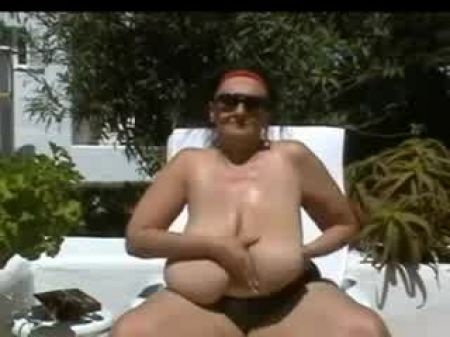 Granny BBW con enormes tetas al aire libre 