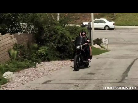 Junge Brünette mit Hardcore -Outdoor -Sex mit ihrem Biker 