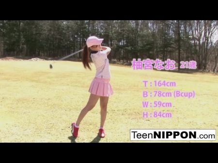 Lindas chicas adolescentes asiáticas juegan un juego de golf de strip 