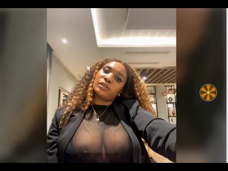 Ebony provocando em restaurante público 
