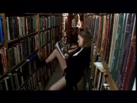 Acción caliente en la biblioteca 