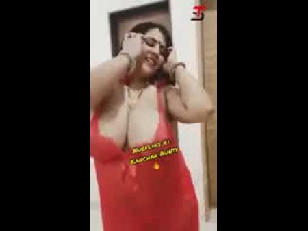 橙色性感透明连衣裙的肯坎阿姨