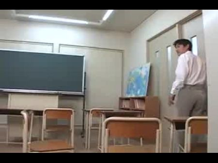 Dos chicas japonesas escupiendo a la maestra 