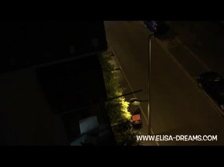 Naked Milf blinkt den Pizza -Liefermann 
