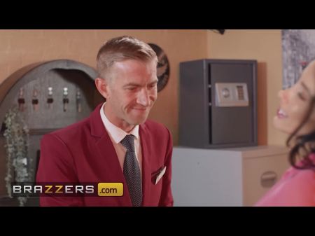 يريد Clea Gaultier & Chris Cobalt أن يقوموا بأعمال تجارية مع Danny ولكن أولاً يجب أن يكون لديهم 3some معه 