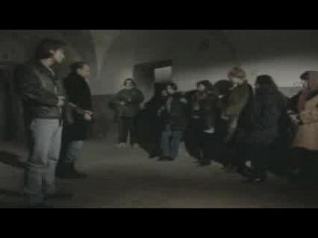 Los rebeldes se divierten con dos hermosas cautivas 