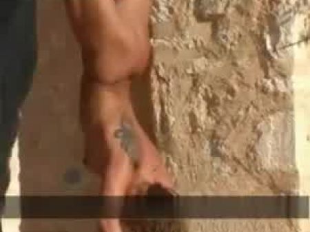 Mujeres atadas al revés y azotadas 