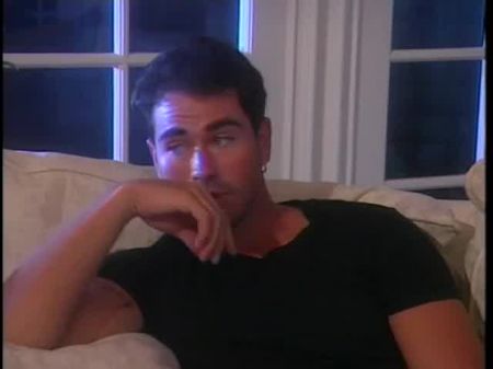 Eine wunderschöne brünette Schlampe wird gut gefickt 