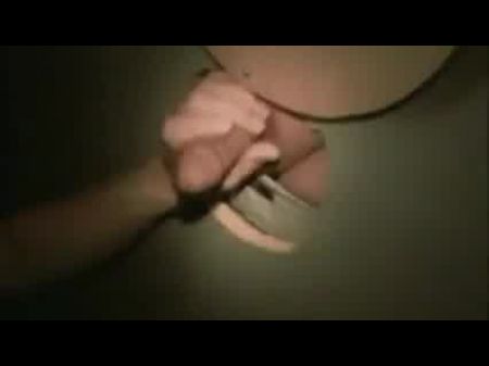 荡妇在Gloryhole吮吸鸡巴