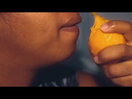 Sexy Mouth Ebony jugando con un mango 