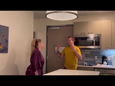 Stiefsohn Alex Envy kommt seinen Stiefmot Danni Jones, um sie dazu zu bringen, nach Hause zu kommen, wie er kann, 