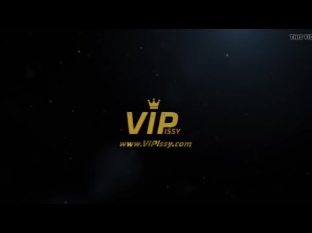 小便和暨嘴鸡尾酒为这个小便的口渴女孩