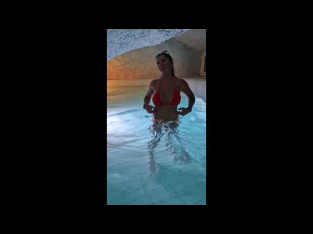 Amazemilf obteniendo travieso en el baño térmico público mostrando sus partes privadas. Exhibicionismo del relevo 