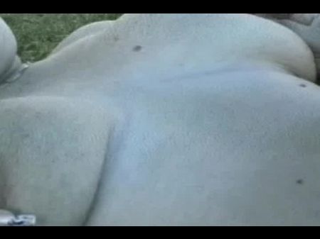 Super sexy Blondine aus Frankreich und erfreut einen harten Schwanz im Garten 
