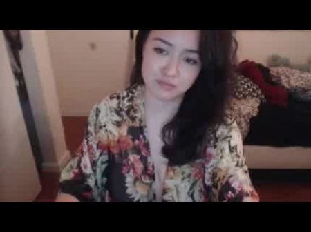 kurviger asiatischer mit großen natürlichen Titten 