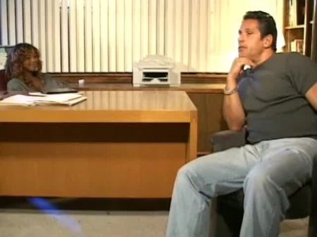 الأبنوس الساخنة تغوي قطعة كبيرة من الأبنوس لتمارس الجنس معها في مكتبها 