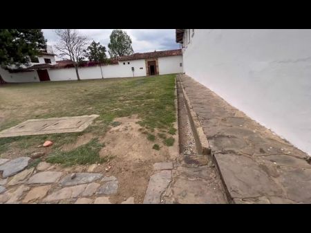 Ella se masturba porque su esposo no la folla bien. 