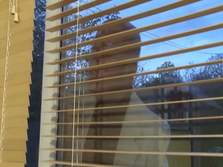 La abuela atrapada masturbándose con el vibrador 