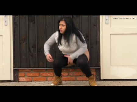 Increíble niña de Pawg Pissing in Street debe ver 