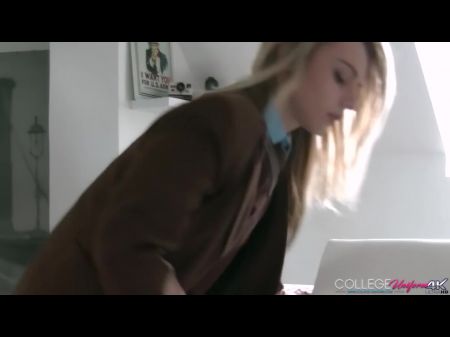 Chloe玩具在沙发上摩擦，直到她穿着制服在