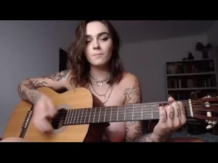 La chica emo tetona toca el juego Wicked en la guitarra 