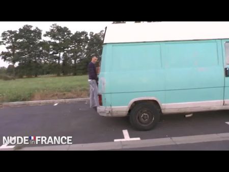 A prostituta loira sem manobra fode para pagamento em seu carro 