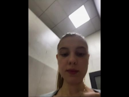 Anal plugue em bunda apertada e masturbado 