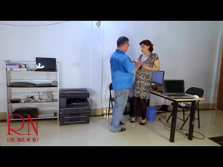 الكاتب يمارس الجنس مع منظف المكتب والأمين بدوره. Cunnilingus و Loljob في المكتب. S4 