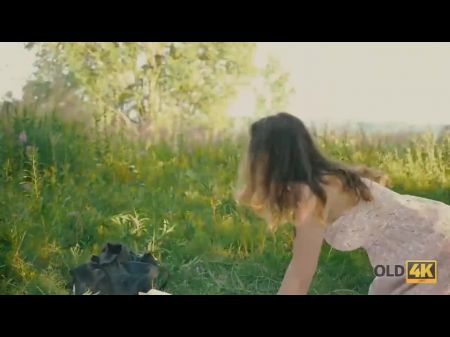 Teen Babe liebt alte und junge Erfahrung im Wald 
