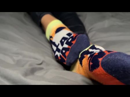 فتاة الأبنوس تقوم بإزالة جورب حرب النجوم لتظهر قدميها 