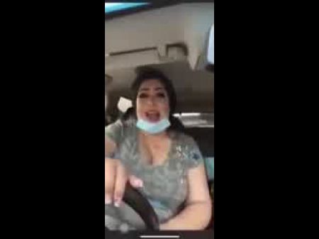 Eine muslimische Frau singt sexuell 