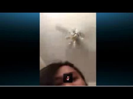Asian Filipino Skype auf dem Bett 