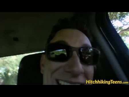 El adolescente chupa la polla y se joda en el tronco de los vehículos 