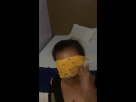 A esposa trapaceiro deu um tapa e depois de dedilhado 