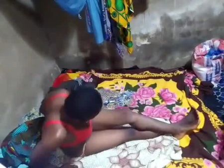 Una Verdadera Pareja Africana Se Moja En El Dormitorio 