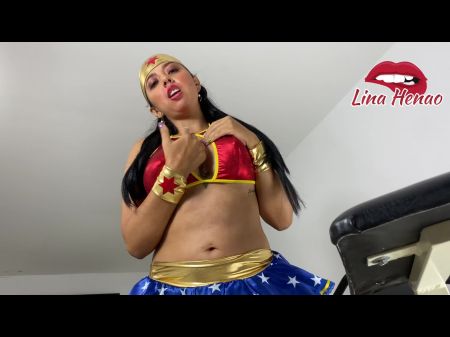 Lina Henao se viste como una mujer maravillosa para dedicar un chorros a su ventilador #1 