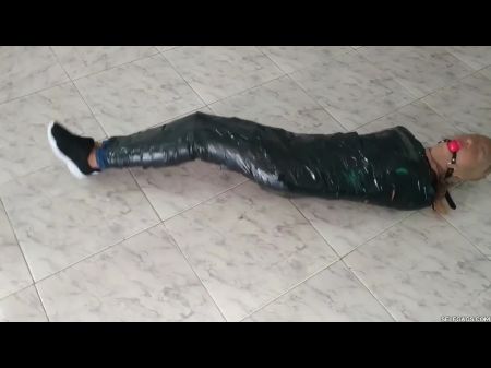 Fita Mummified Girl em meia -calça encapuzada e engasgada com a bola 