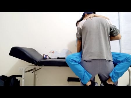 Abenteuer im Krankenhaus Der geschiedene Arzt ist charmant, wenn sie mit einer Patienten Sex in ihrem Büro hat 