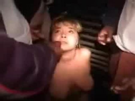La esposa chupa varias pollas en el teatro para adultos 