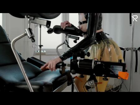 Tratamiento de la máquina de joder en solitario en la silla de ginecología 