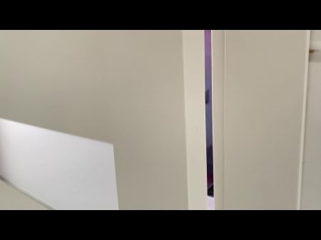 يستمني كس الرطب مع هزاز كبير ونشوة مكثفة في الحمام 